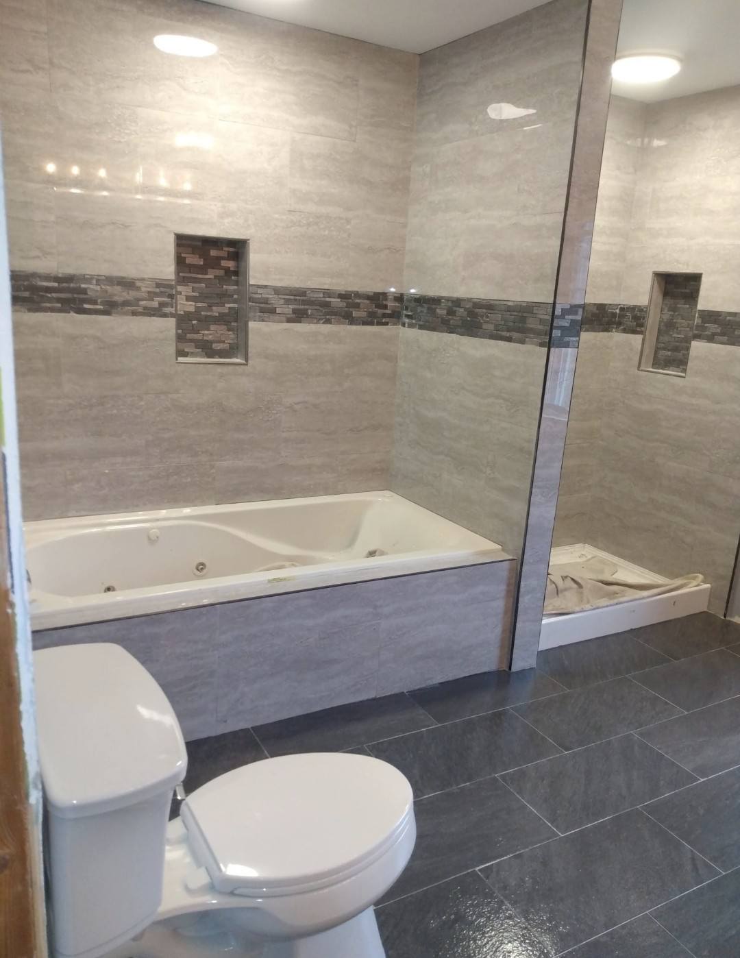 Jacuzzi tub with mosaic tile