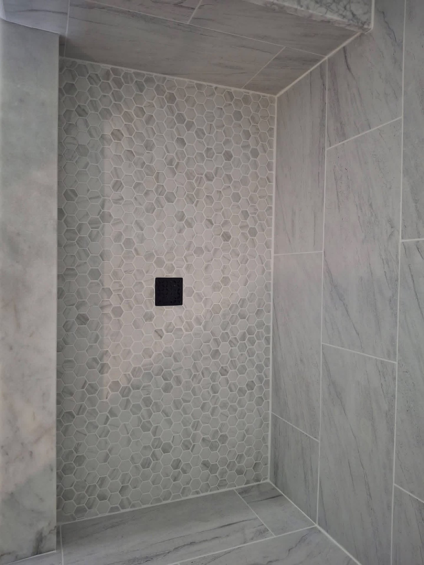 Tile shower with hexagon mosaic floor
